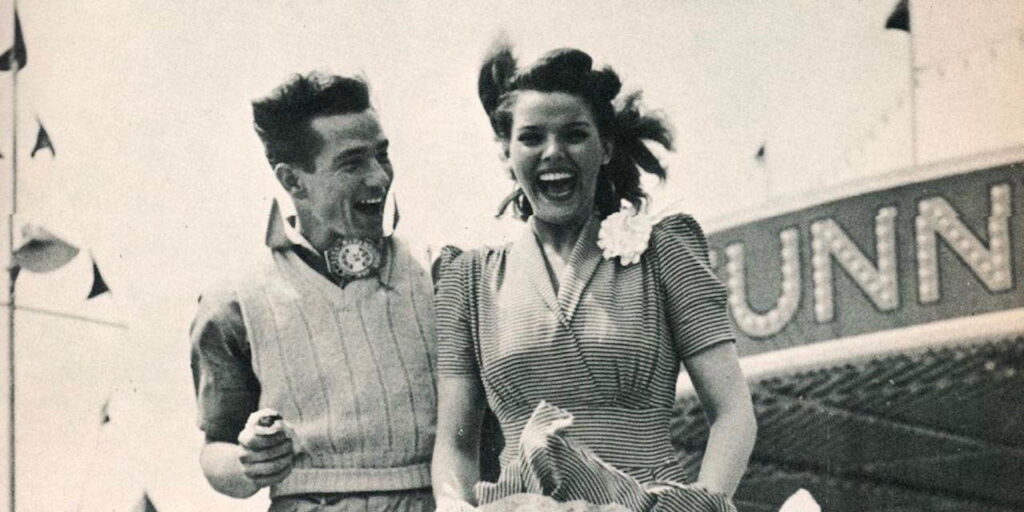 Молоді чоловік і жінка в ретро одяза