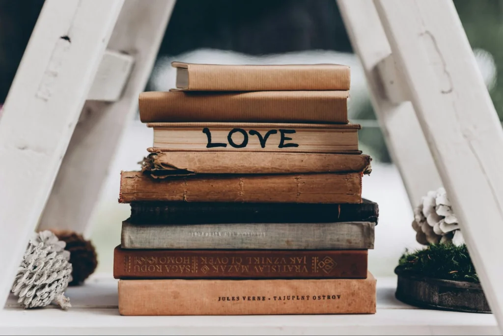 Стос книжок із написом Love на зрізі